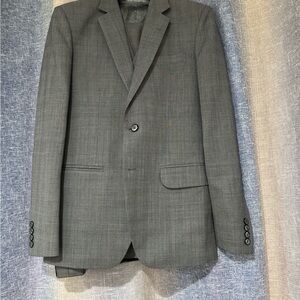 Men’s Hand-Tailored Gray 3-Piece Suit Size S with Garment Cover